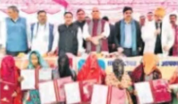 बाढ़ प्रभावितों को प्रभारी मंत्री बेढम ने सौपें पट्टे