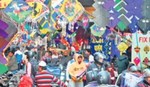 छतों पर 'वो काटा' की गूंज... बाजारों में पतंगों की धूम, जमकर खरीदारी