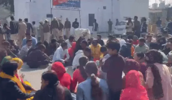 आरोपी का बाजार में जुलूस निकालने की मांग गाय का पैर काटा, थाने पर धरना