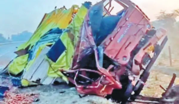 ट्रेलर में घुसी कार, पति-पत्नी समेत 4 की मौत, बेटा बचा