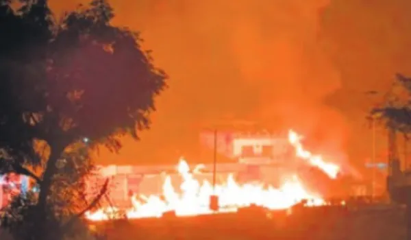 ज्वलनशील टैंकर में आग 200 मीटर तक फैली लपटें