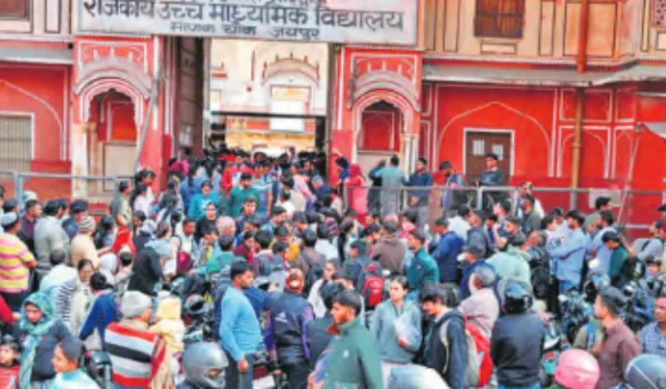 कड़ी पहरेदारी, लंबी कतारें और 90% से ज्यादा हाजिरी