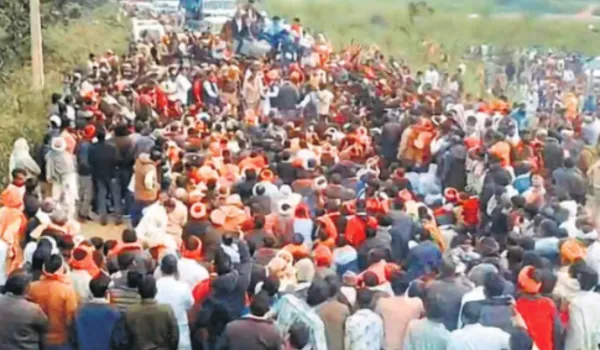 जुगाड़ पलटने से एक की मौत शव के साथ हाईवे पर बैठे ग्रामीण