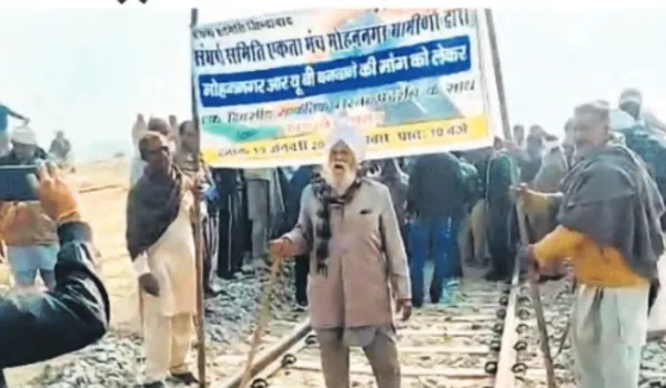 श्रीगंगानगर में ट्रैक पर बैठे ग्रामीण, आधा घंटा रोकी ट्रेन