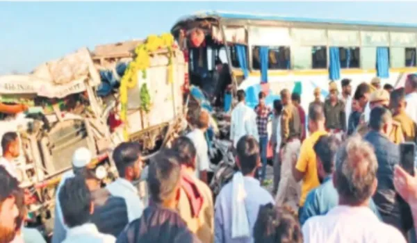 बस-ट्रेलर में आमने-सामने की भिड़ंत, 4 की मौत व 21 घायल