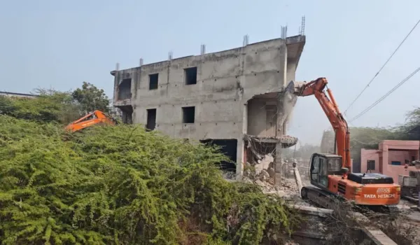 करौली दंगे के मास्टरमाइंड के अवैध होटल पर चला बुलडोजर