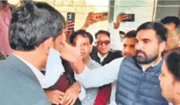 MLA ने SDM के मुंह पर ज्ञापन फाड़कर फेंका