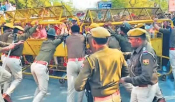 24 गांवों के ग्रामीणों ने कलेक्ट्रेट का घेराव कर किया प्रदर्शन