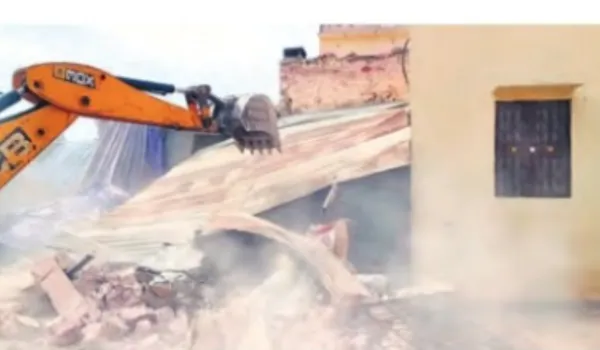 तस्कर के अवैध मकान पर चला बुलडोजर