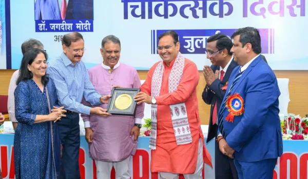 चिकित्सक सर्वोपरि, तुलना करना है अनुचितः सीएम