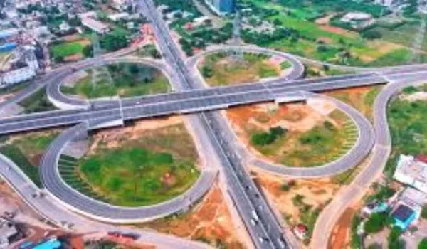 खामियां... बारिश से उखडी सडकें