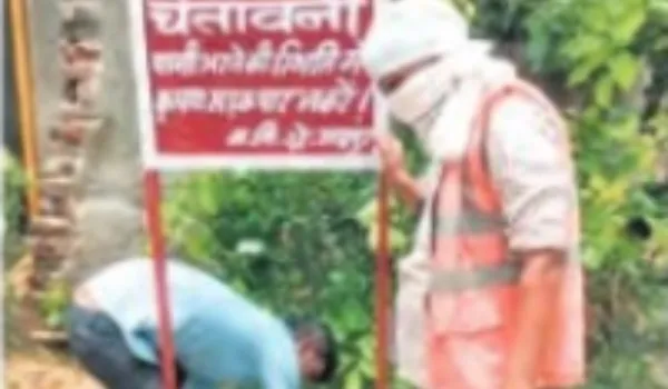 जलभराव क्षेत्रों में लगाए चेतावनी बोर्ड