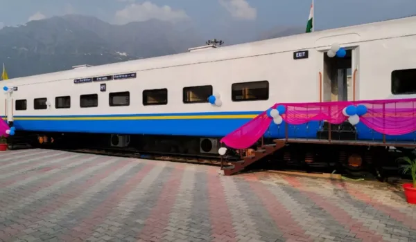 पुराने रेल डिब्बों को आधुनिक भोजनालयों में बदला