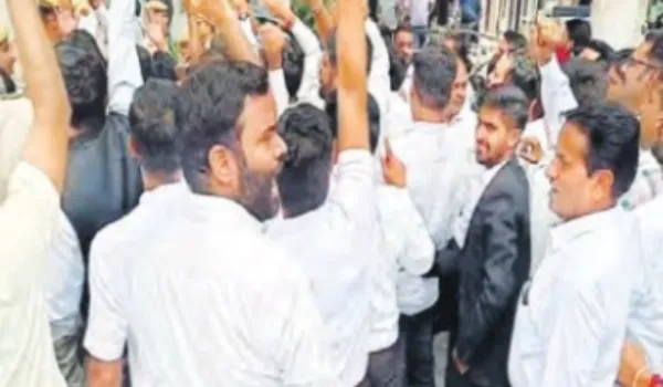 कलेक्ट्रेट पर वकीलों का प्रदर्शन... पुलिस से धक्का-मुक्की