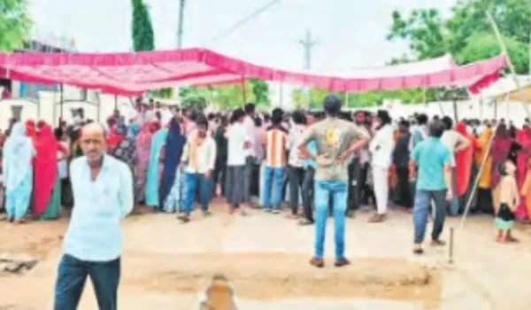 44 घंटे बाद ग्रामीणों का धरना समाप्त, रात 8 बजे बनी सहमति