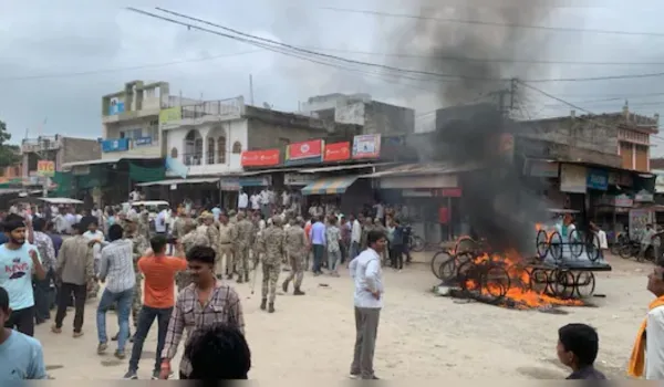 शिव मंदिर में तोड़फोड़ पर फूटा गुस्सा... आगजनी-प्रदर्शन, जाम