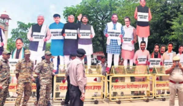 अब 'बड़े नेताजी' के कट आउट के साथ मैदान में उतरे स्टूडेंट्स