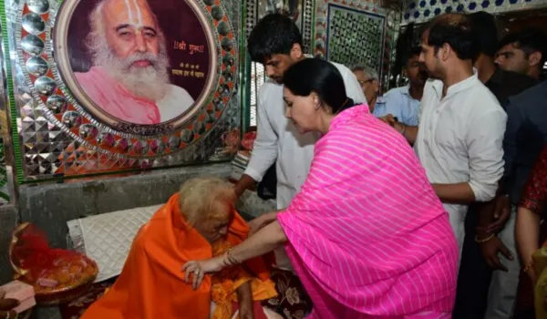 साधु-संतों और धर्म गुरुओं का सम्मान कर लिया आशीर्वाद