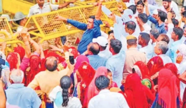 किसानों का प्रदर्शन, कलेक्ट्रेट परिसर में घुसने का प्रयास