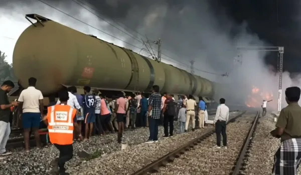 डीजल से भरी मालगाड़ी में लगी आग, 18 डिब्बे जलकर खाक