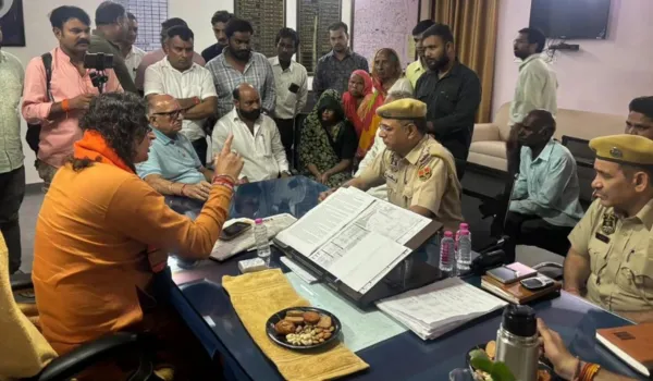 SHO की कुर्सी पर बैठे बालमुकुंदाचार्य, उठे सवाल