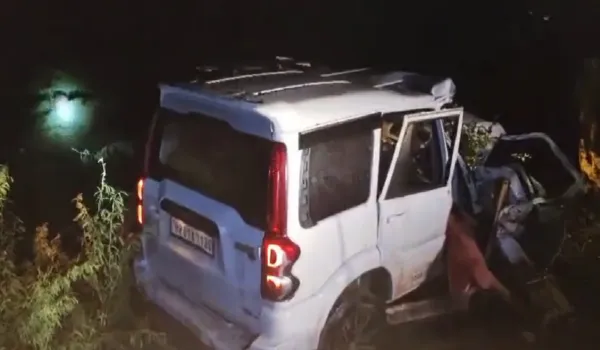 स्कॉर्पियो पेड़ से टकराई पिता-पुत्र समेत 4 की मौत
