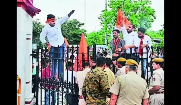 कांग्रेस नेताओं के मुखौटे पहन निकाली 'छात्रसंघ की शवयात्रा'
