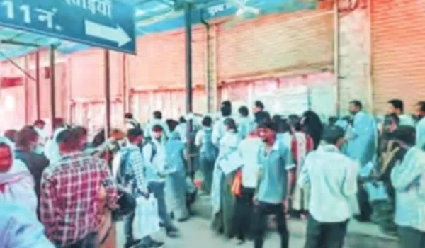 घंटों कतार... फिर भी दवा मिलने की गारंटी नहीं!