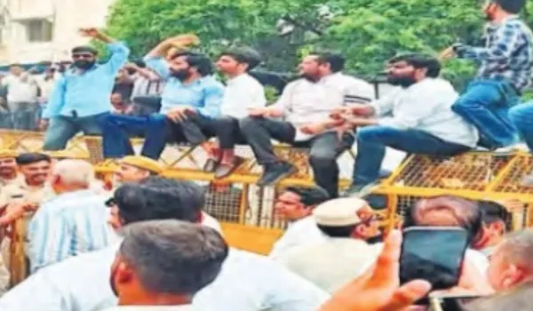 कांग्रेस का प्रदर्शन... टायर जलाए, बैरिकेडिंग पर चढ नारेबाजी