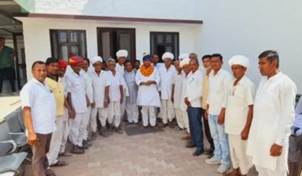 बेटियों के लिए कोसों दूर से विधायक के घर पहुंचीं महिलाएं