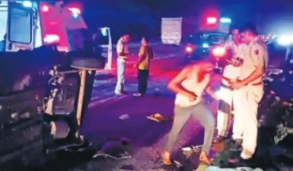 हाईवे पर कार पलटी, 4 की मौत और एक गंभीर घायल