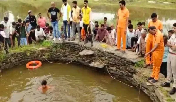 मां ने मासूम बेटा-बेटी को कुएं में फेंका, मौत