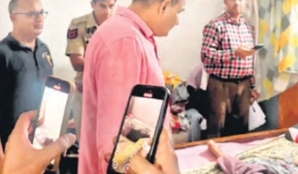 पत्नी की हत्या कर पति 9 साल के बेटे संग फरार