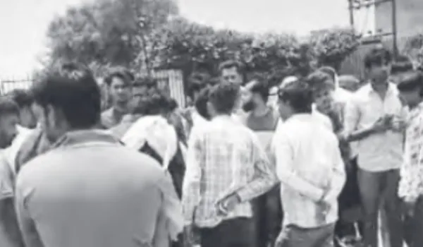 कंटेनर की टक्कर से बाइक सवार दो छात्रों की मौत