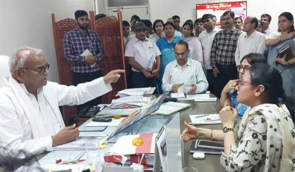 'खाली कुर्सियां' देख मंत्री को आया गुस्सा... लिया एक्शन