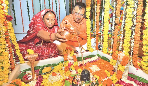 मुख्यमंत्री ने राज राजेश्वरी मंदिर में की पूजा-अर्चना