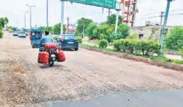 डेढ़ महीने में उखड़ गई करोड़ों की सड़क, जनता में आक्रोश