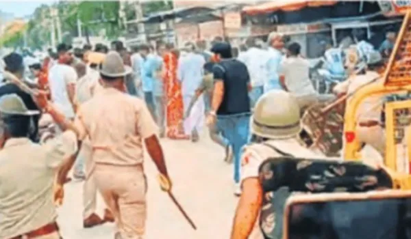 राज्यपाल का रास्ता रोकने को जुटी भीड़, पुलिस ने खदेड़ा