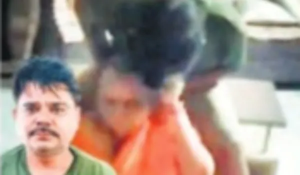 बेटे ने मां के बाल खींचे, गला दबाया और चप्पल से पीटा