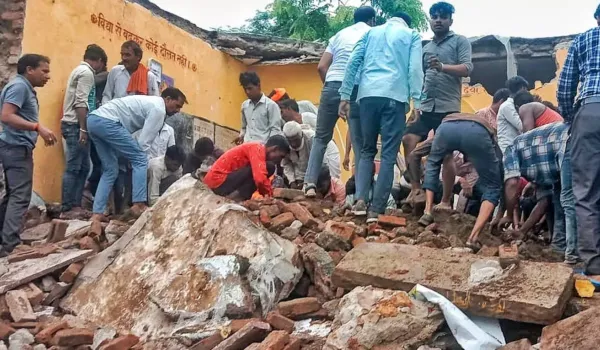 पहले कंकड़ गिरे... फिर अचानक भरभराकर ढह गई छत