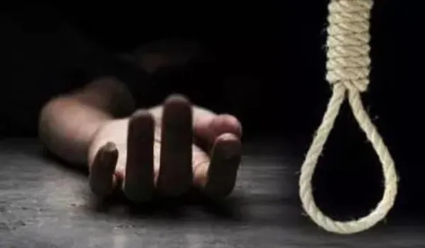 पति ने पत्नी और दो बच्चों को मारा, फिर खुद फंदे से लटका