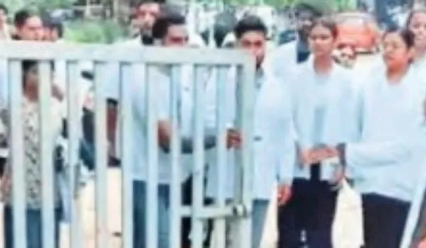 कार्रवाई की मांग, धरने पर बैठे स्टूडेंट