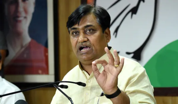 शिक्षा मंत्री को बर्खास्त करो