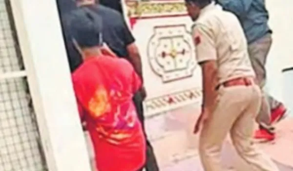 जबरन धर्मांतरण का आरोप, घर को हिंदू संगठनों ने घेरा