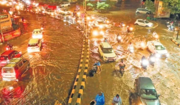 सड़कों पर दरिया जैसा मंजर