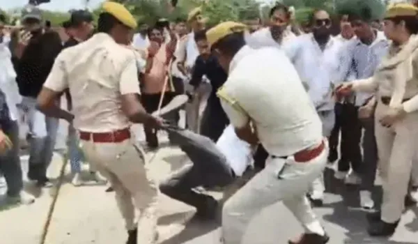 विद्यार्थियों और पुलिस में हुई धक्का-मुक्की, 10 हिरासत में