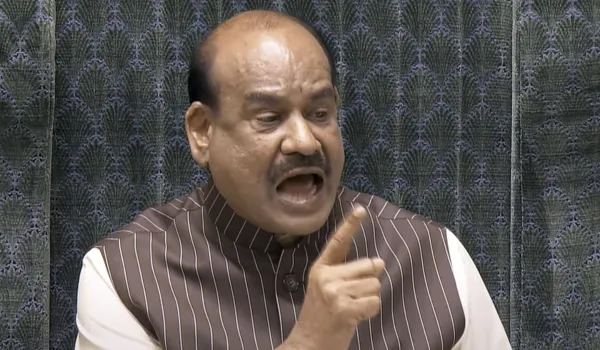 जनता ने आपको पर्चियां फेंकने और तख्तियां लाने के लिए नहीं भेजा