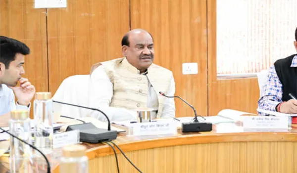 बिरला ने ली उच्च स्तरीय समीक्षा बैठक