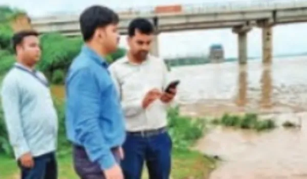 कई जिलों में हाई अलर्ट, स्कूल बंद... नदियों में उफान