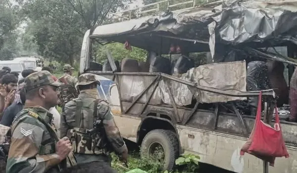देवघर में बस-ट्रक टक्कर में छह कांवड़ियों की मौत